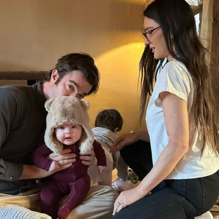  Olivia Munn and John Mulaney with their son.